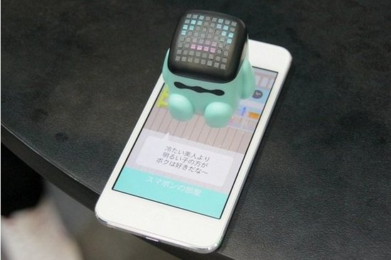 日本推出超萌智能机器人：坐在手机上与人交流