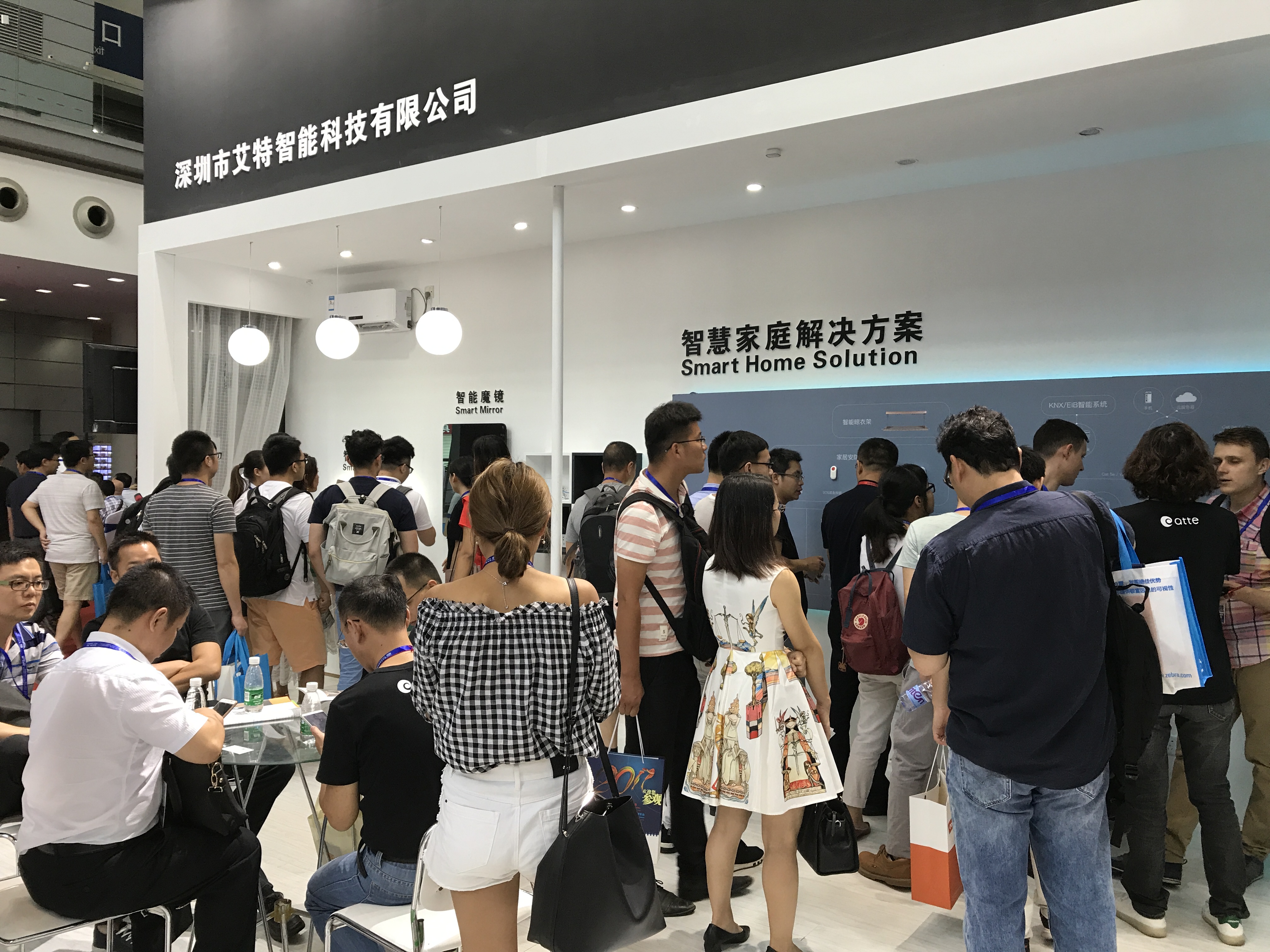 艾特智能机器人新品发布 智能硬件大战愈演愈烈