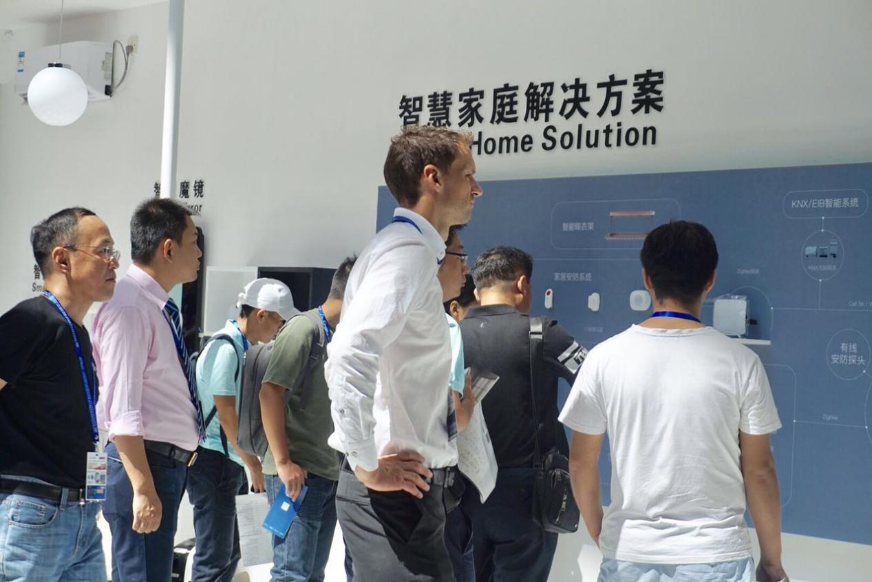 艾特智能机器人新品发布 智能硬件大战愈演愈烈