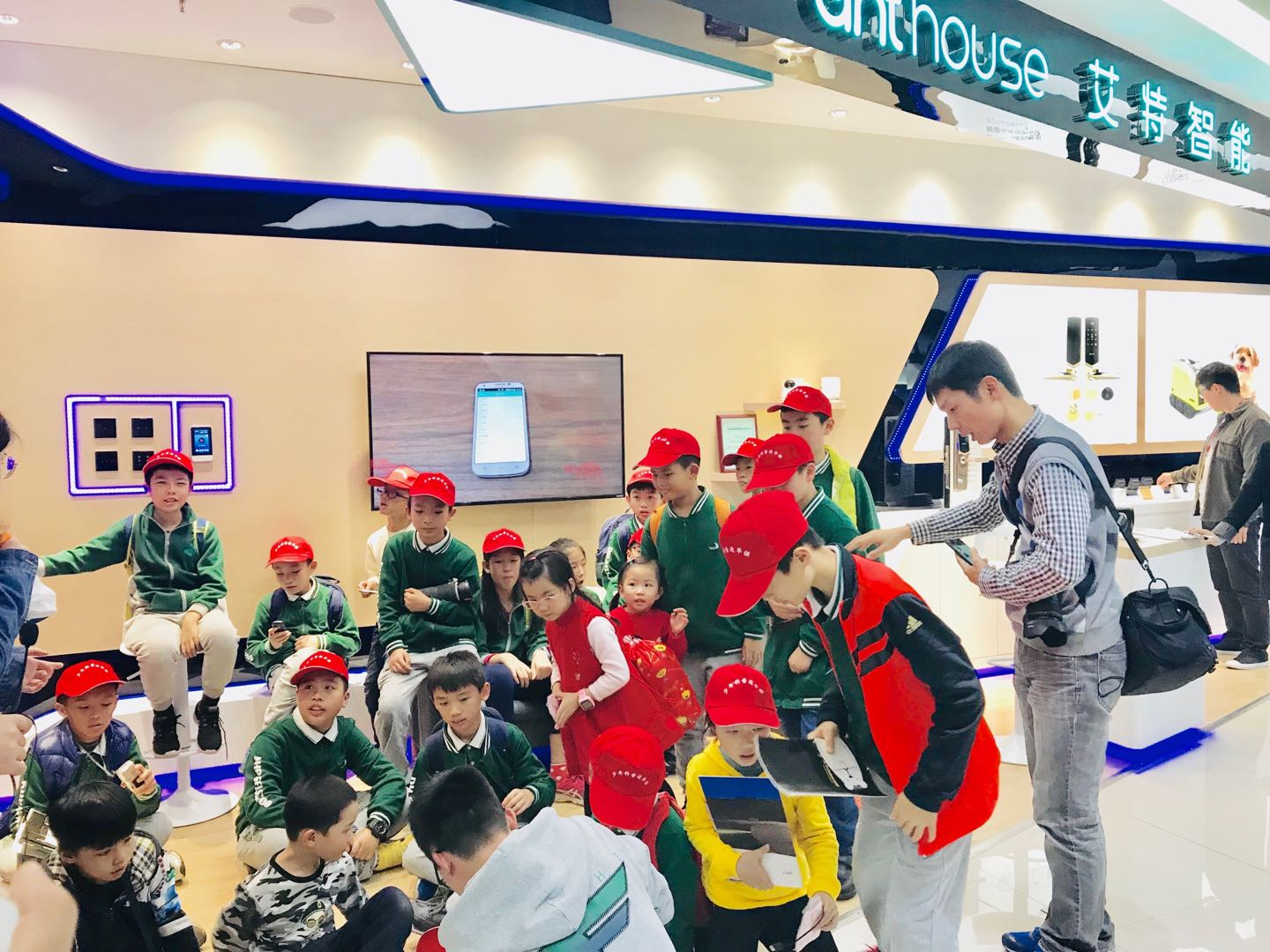 少年科普进华强 艾特智能与孩子们共度圣诞