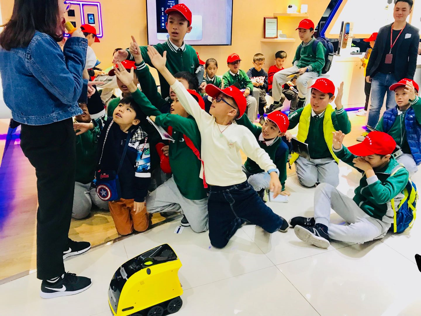 少年科普进华强 艾特智能与孩子们共度圣诞