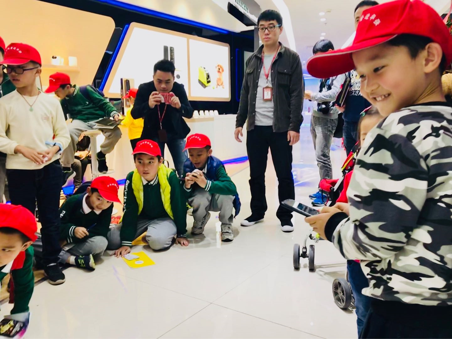 少年科普进华强 艾特智能与孩子们共度圣诞